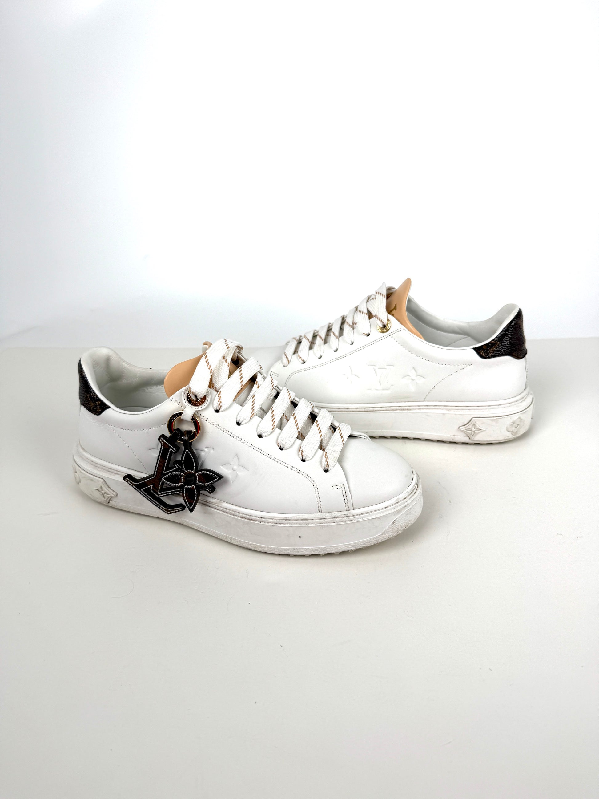 LOUIS VUITTON Time out White Leather Embossed Charm Monogram Sneakers 36.5, 6.5