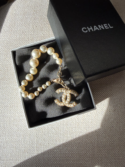 CHANEL Faux Pearl Strass CC Charm Gold Tone Adjustable Graduated Bracelet 