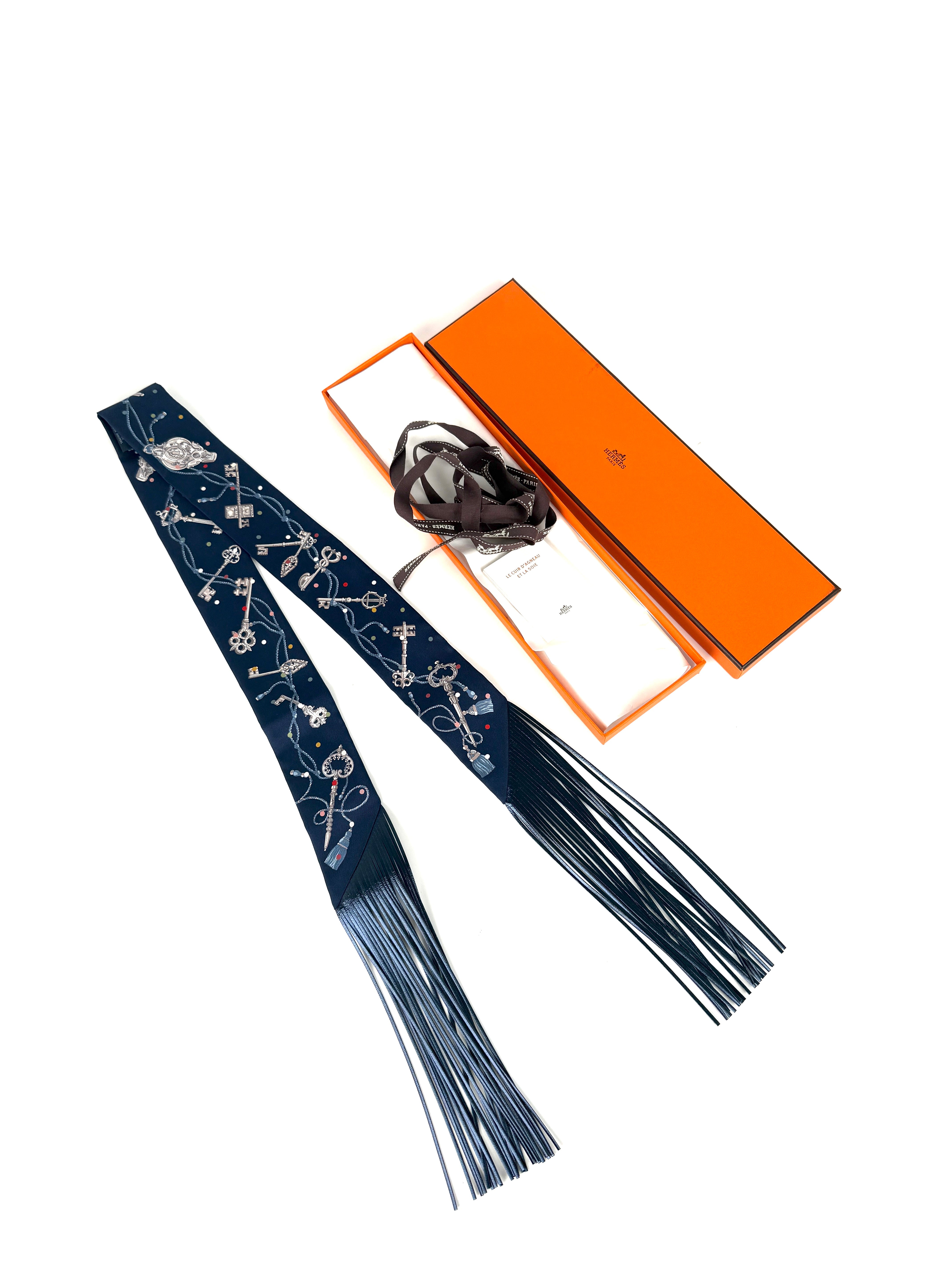 HERMES 鍵とリボンデザイン スカーフ HERMES Les Cles a Pois Bleu Marine Gris Argent Silk Calfskin