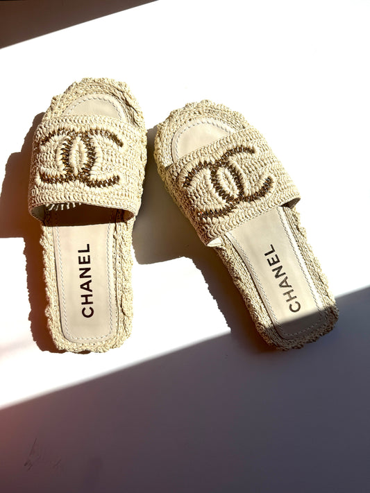 New CHANEL Raffia CC Logo Neutral Slip on Espadrille Slide Sandals 38 7.5 Best consignment