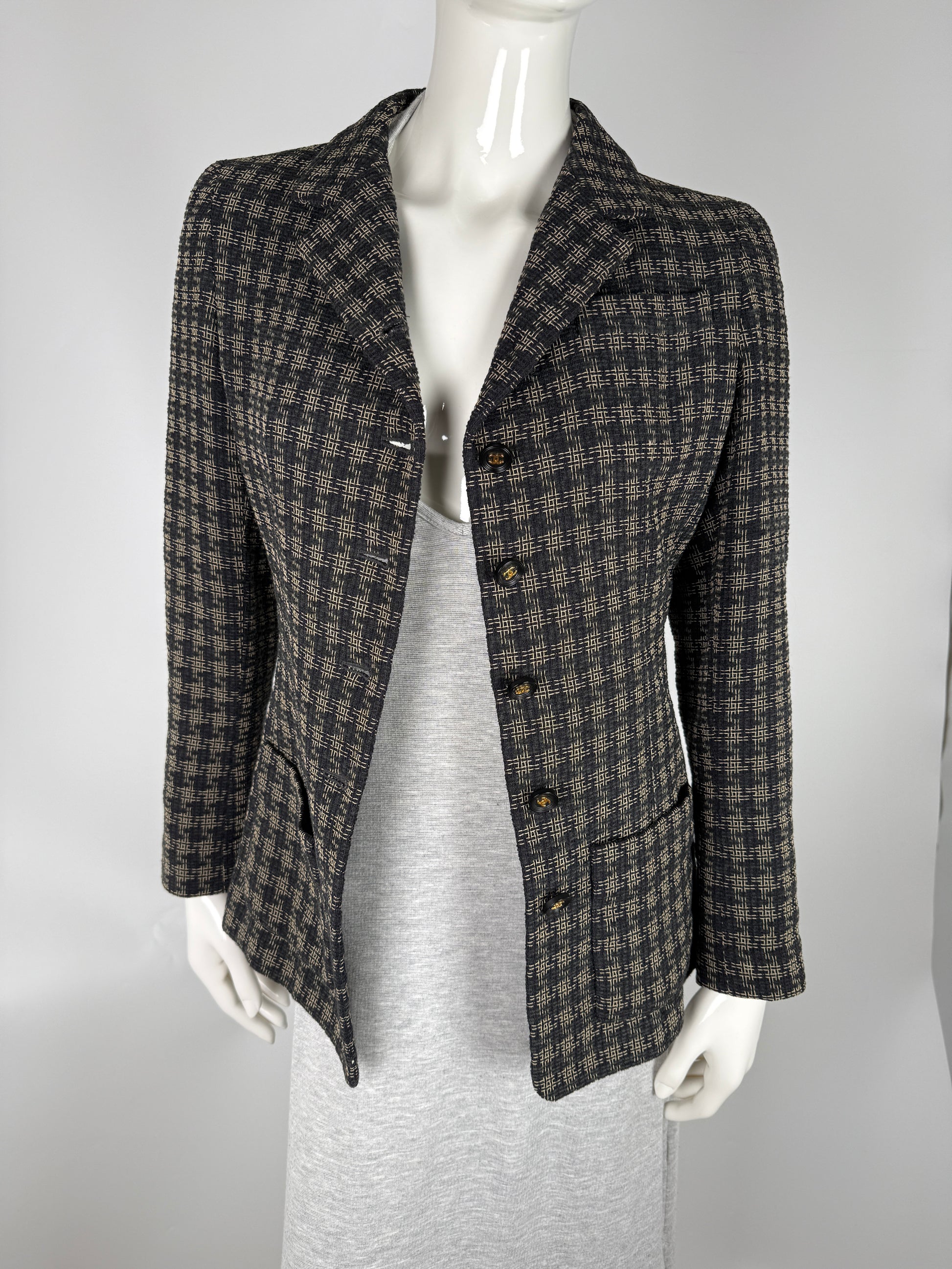 CHANEL Vintage Boutique Collared 1995 Single Breasted Check Black Beige Tweed Jacket Blazer 36 4
