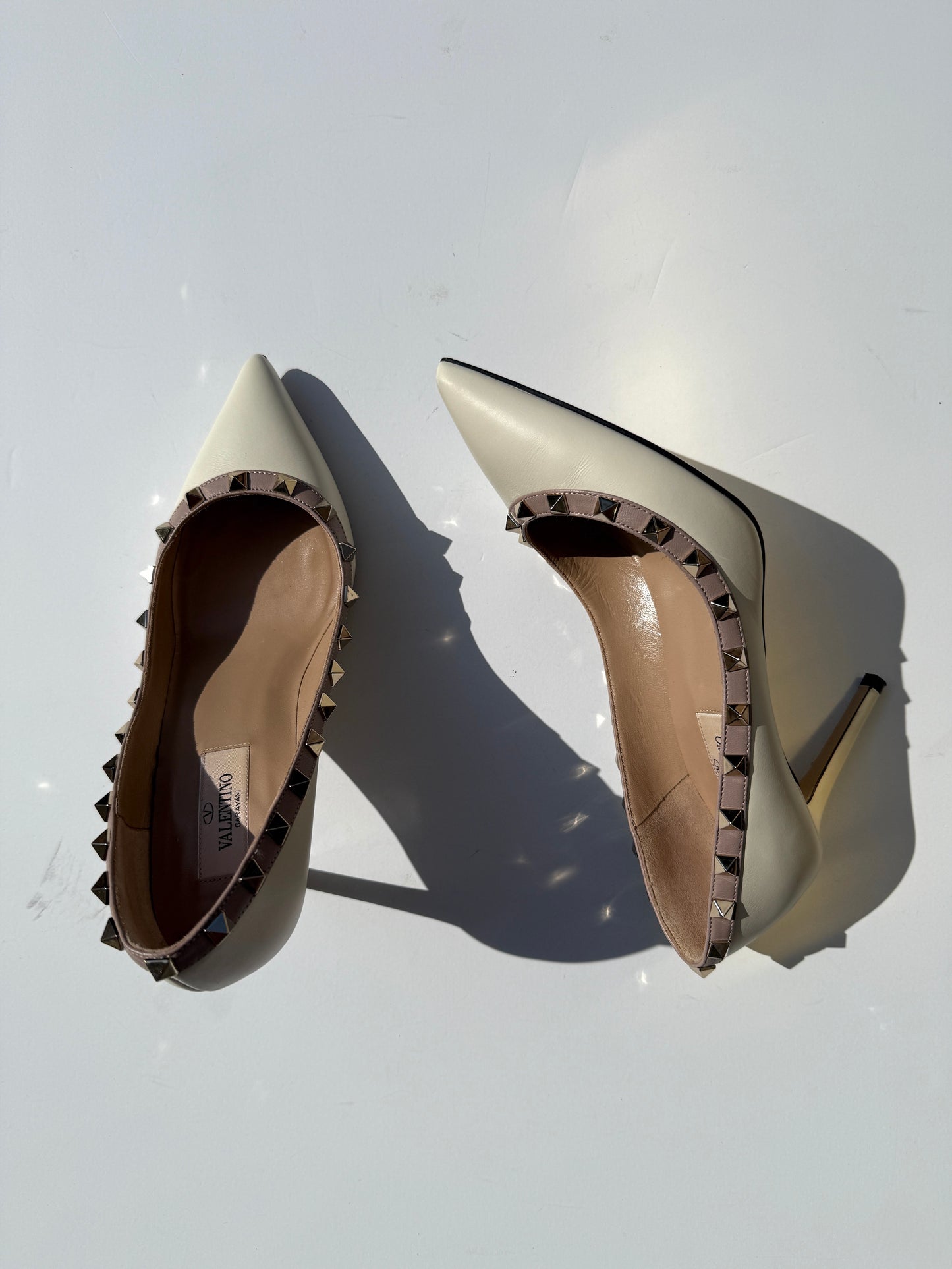 VALENTINO Rockstud Ivory Nude Leather Heel Pumps 37.5, 7.5
