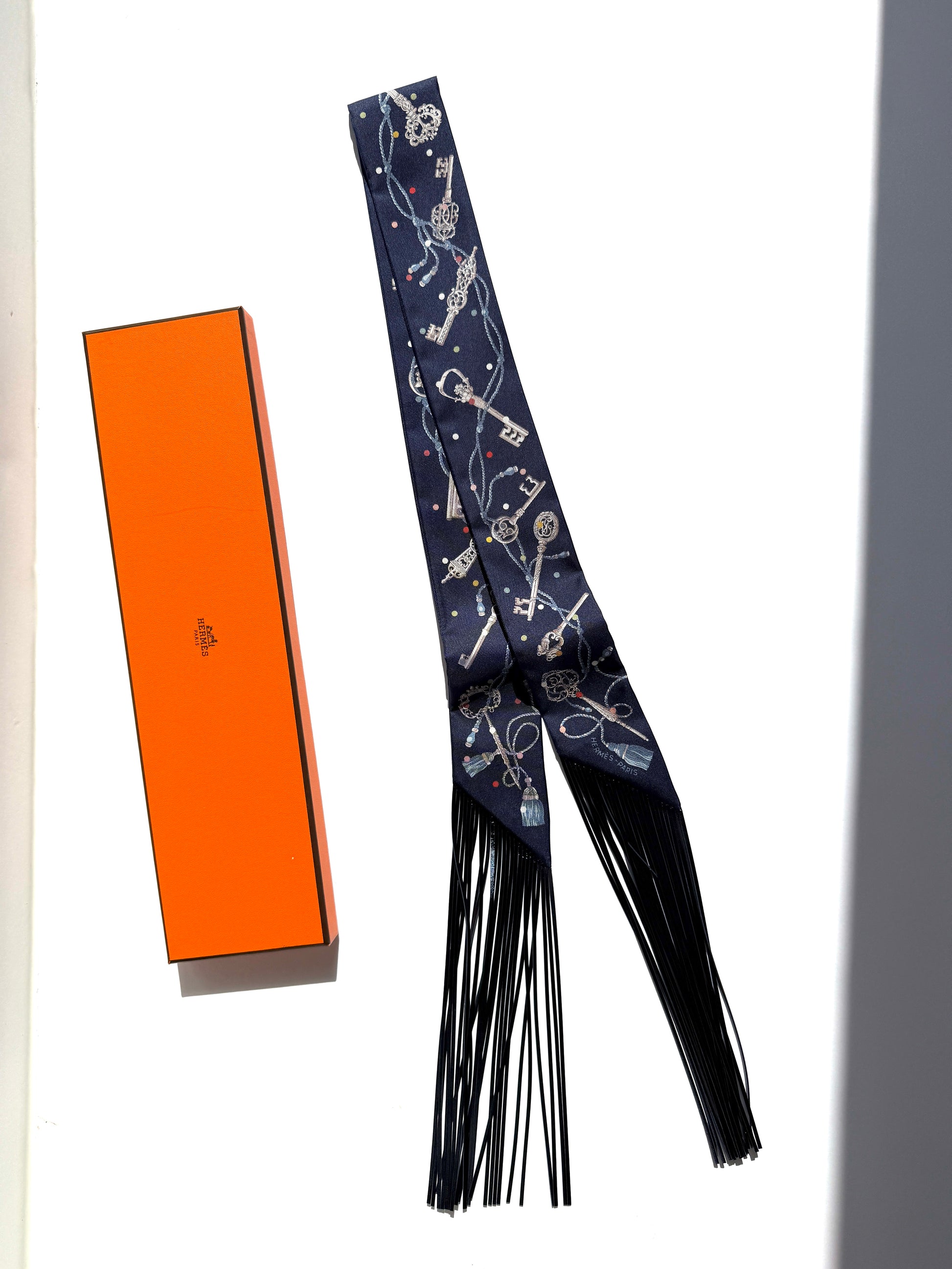 HERMES Les Cles a Pois Bleu Marine Gris Argent Silk Calfskin Leather Fringes Twilly Scarf New