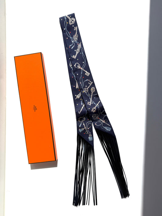 HERMES Les Cles a Pois Bleu Marine Gris Argent Silk Calfskin Leather Fringes Twilly Scarf New