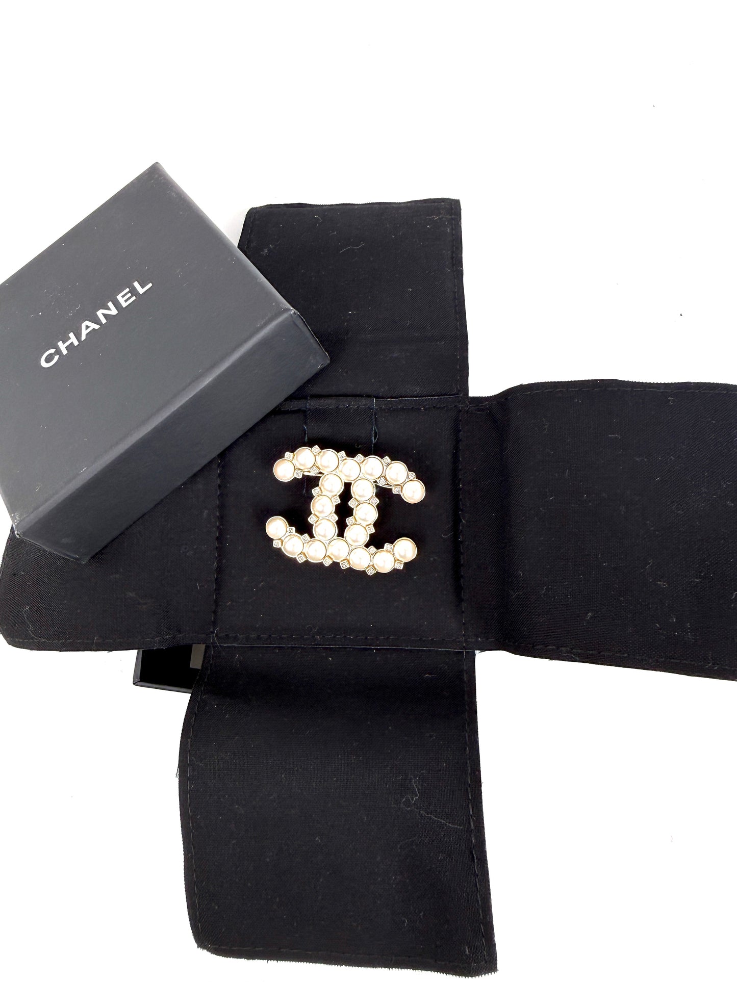 CHANEL CC Faux Pearl Crystal Rhinestone Brooch Pin