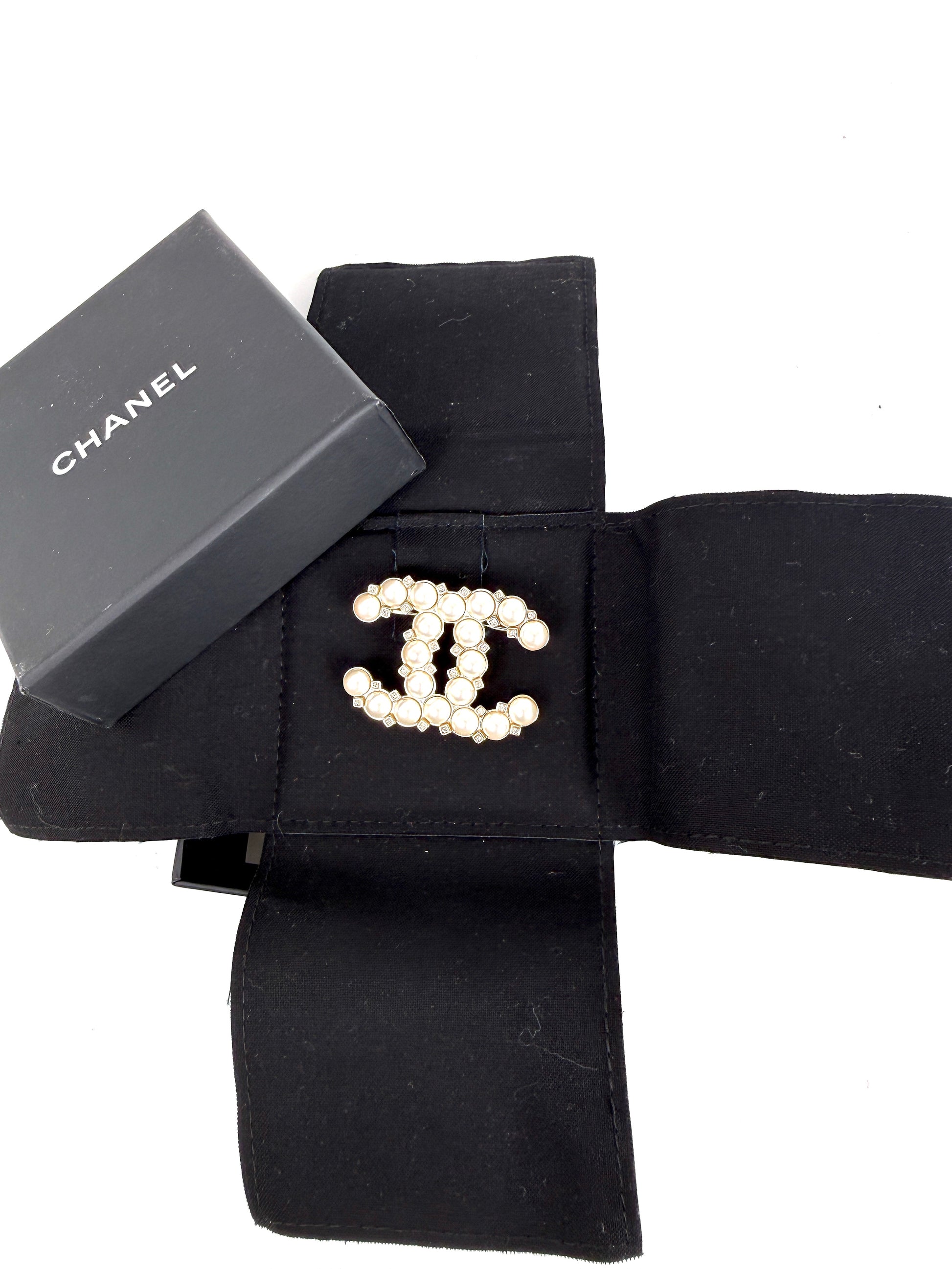 CHANEL CC Faux Pearl Crystal Rhinestone Brooch Pin