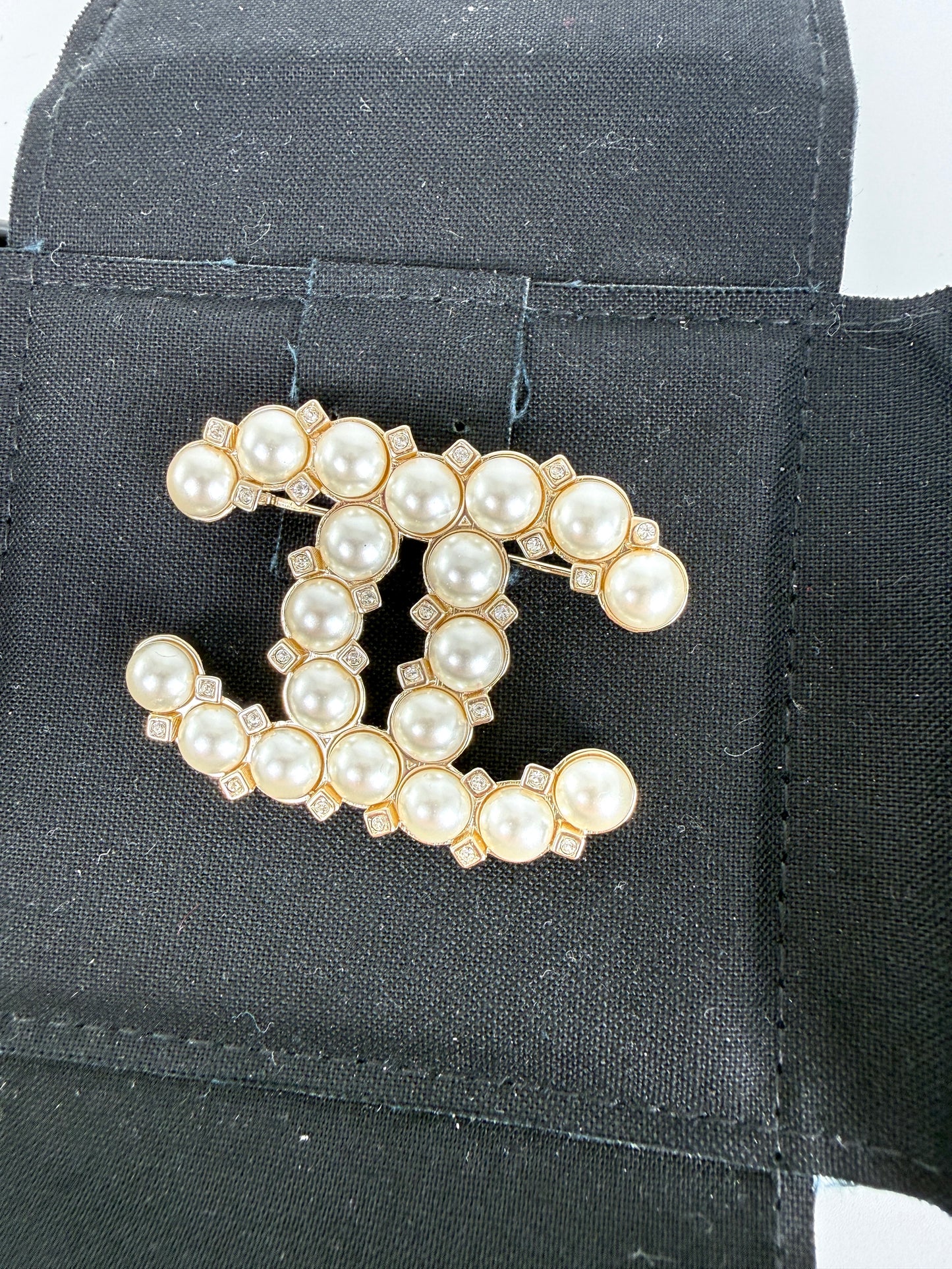 CHANEL CC Faux Pearl Crystal Rhinestone Brooch Pin