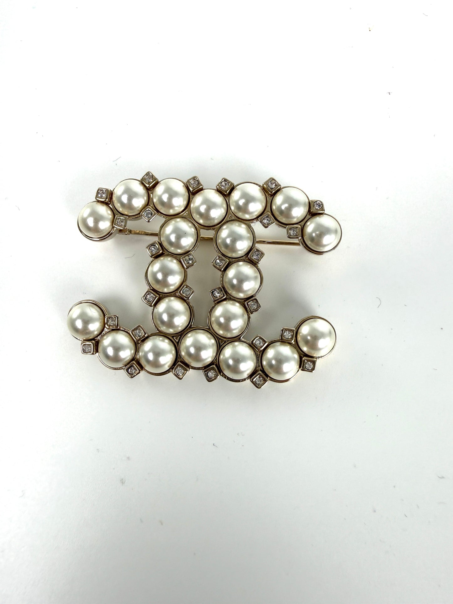 CHANEL CC Faux Pearl Crystal Rhinestone Brooch Pin
