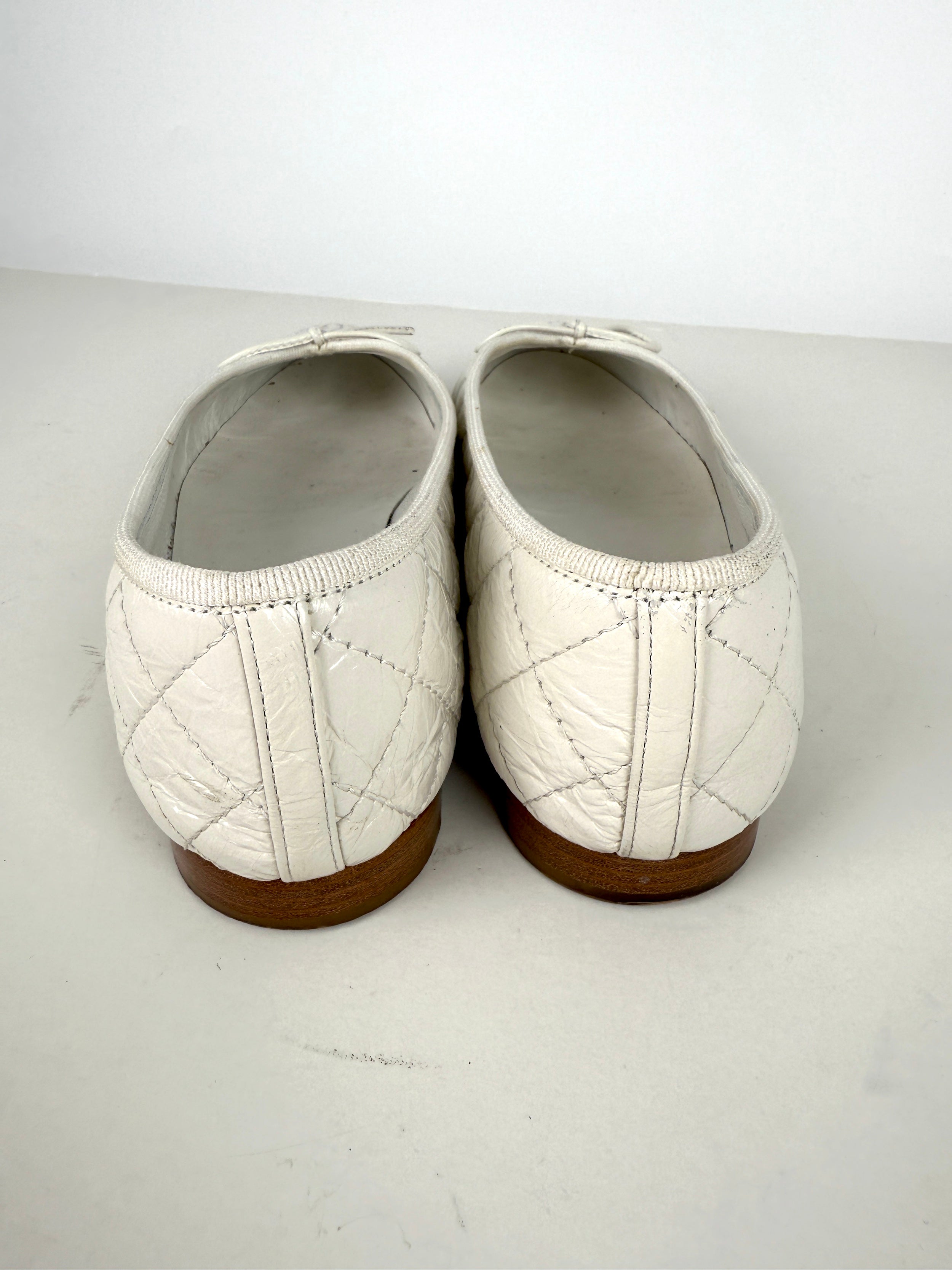 CHANEL White Cap Toe Quilted Leather Classic Flats 38, 7.5