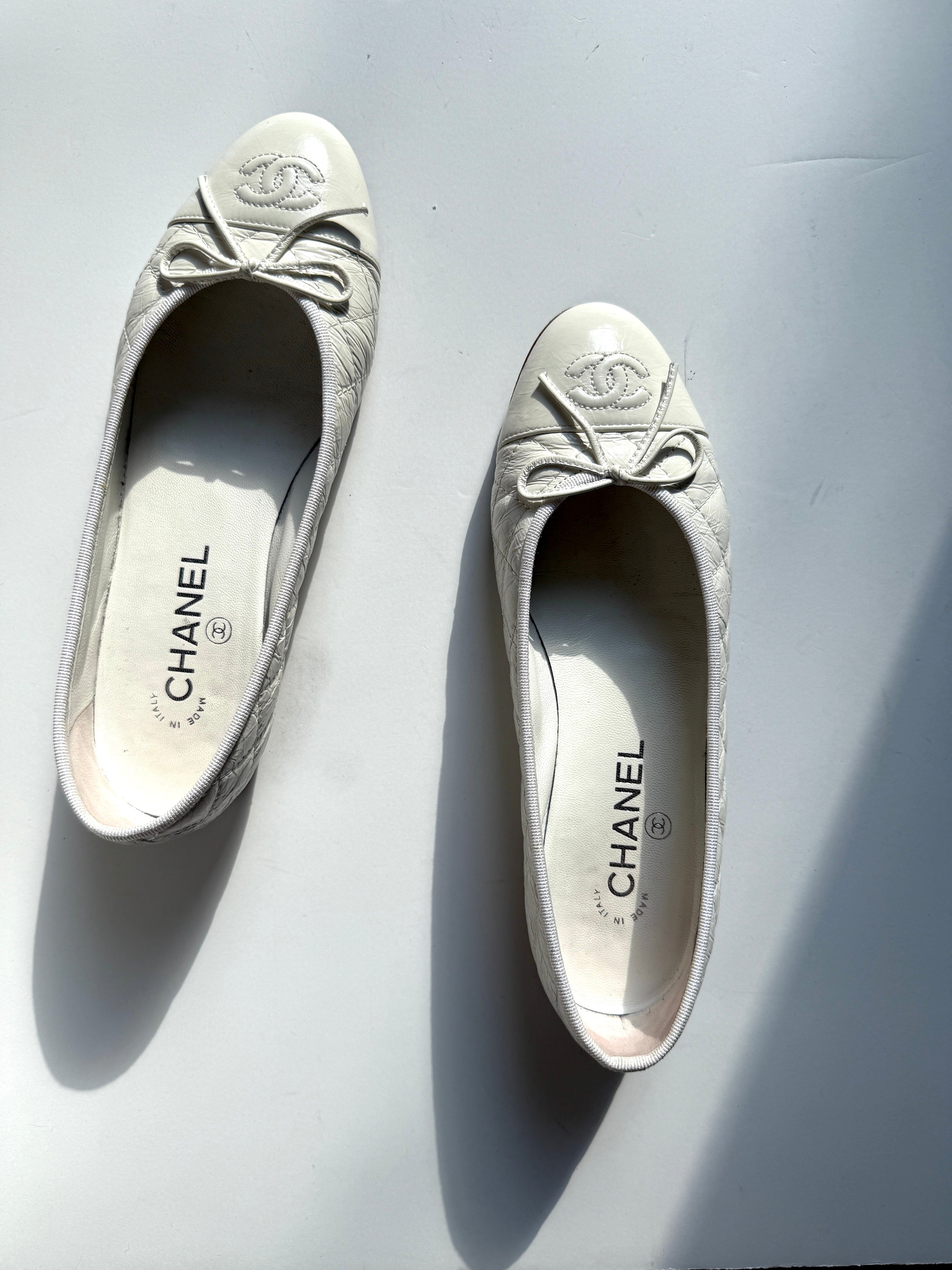 CHANEL White Cap Toe Quilted Leather Classic Flats 38, 7.5