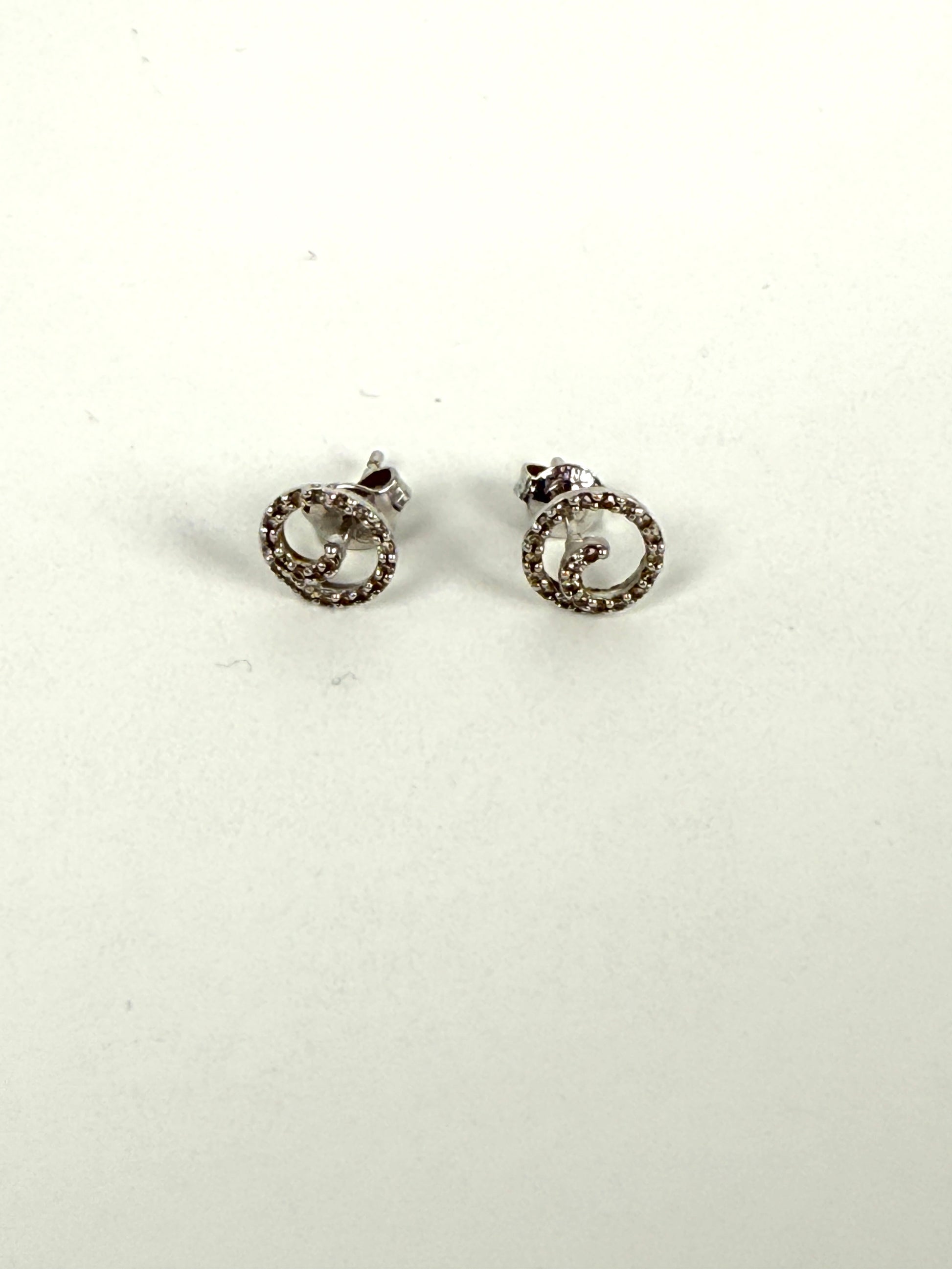 14k White Gold Diamond Circle Swirl Stud Earrings
