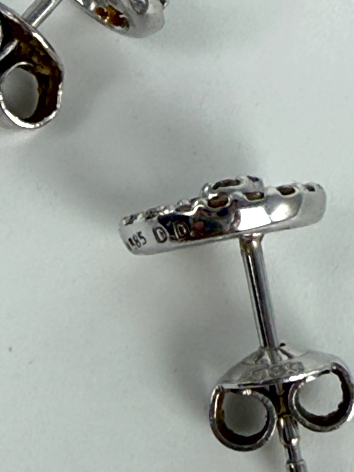 14k White Gold Diamond Circle Swirl Stud Earrings
