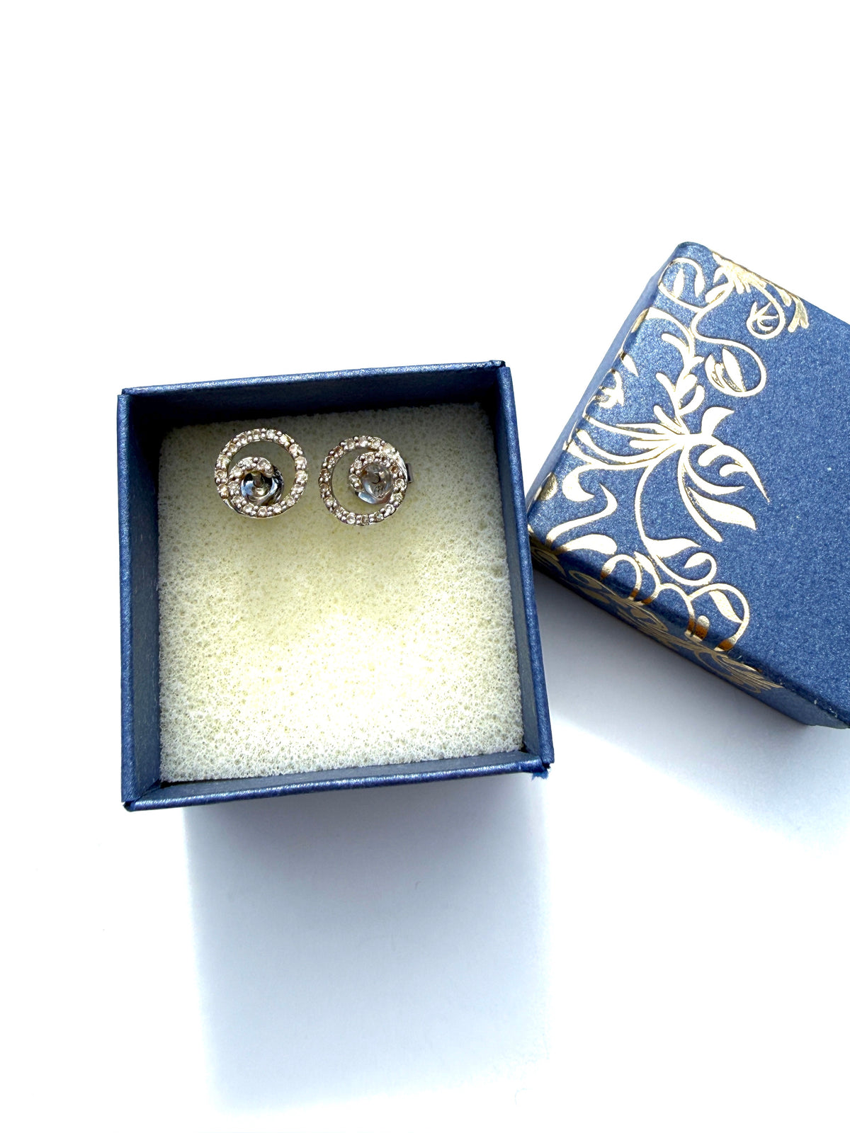 14k White Gold Diamond Circle Swirl Stud Earrings