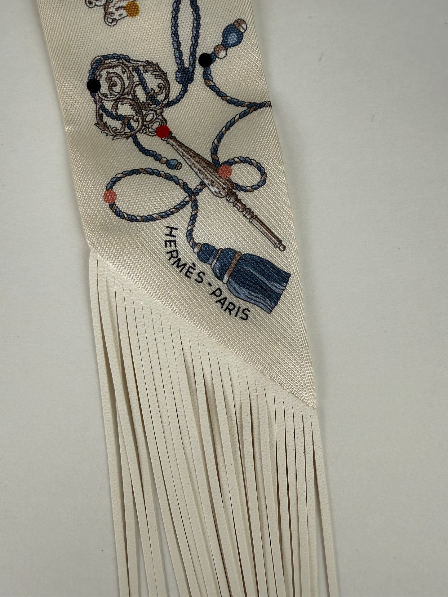 HERMES Les Cles a Pois Creme Gris Perle Silk Calfskin Leather Fringes Twilly Scarf New