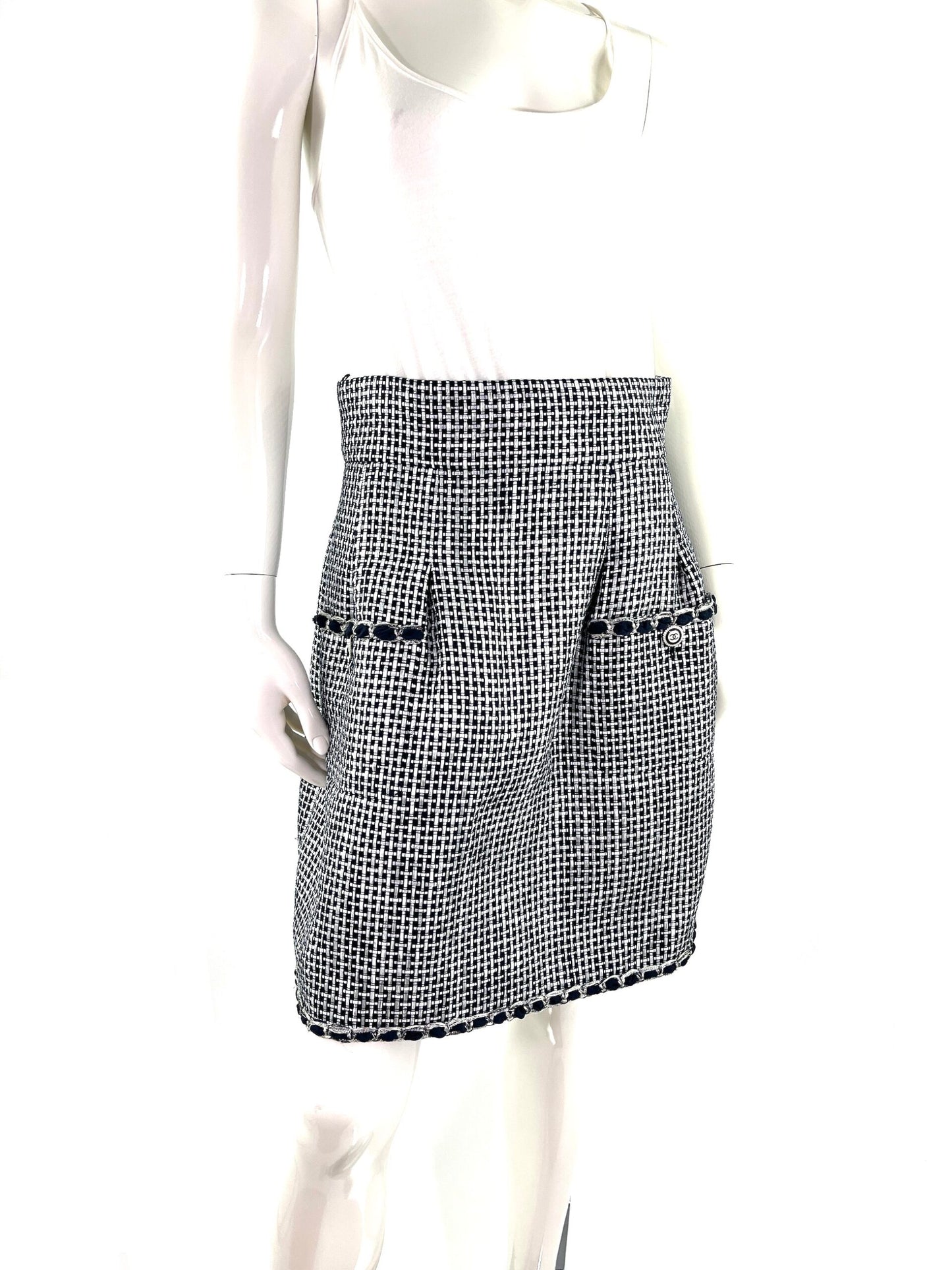 New Authentic CHANEL 16P Black White A Line Knee Length Skirt 42 6